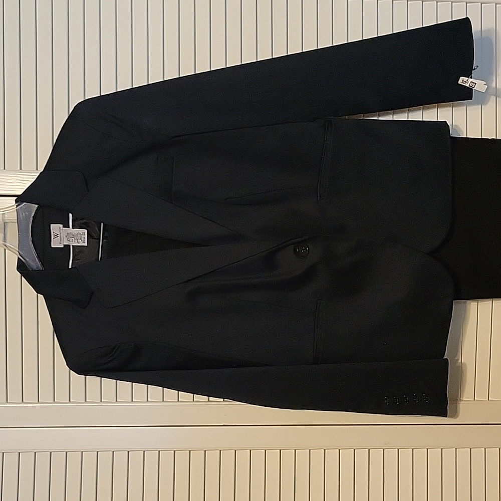 Worthington black cotton/rayon suit with lined jacket and modern fit pants.